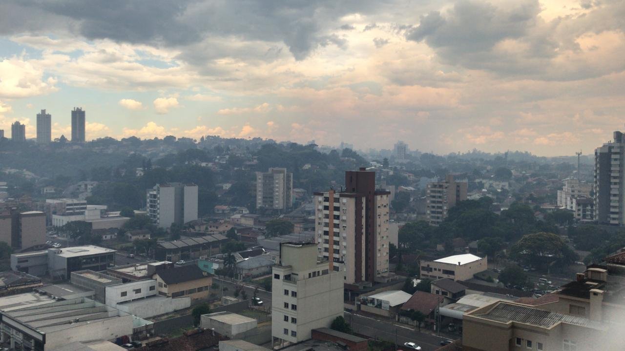 Vento espalhou fuma&ccedil;a pela Centro da cidade