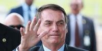 Jair Bolsonaro cumprimenta populares no Palácio da Alvorada