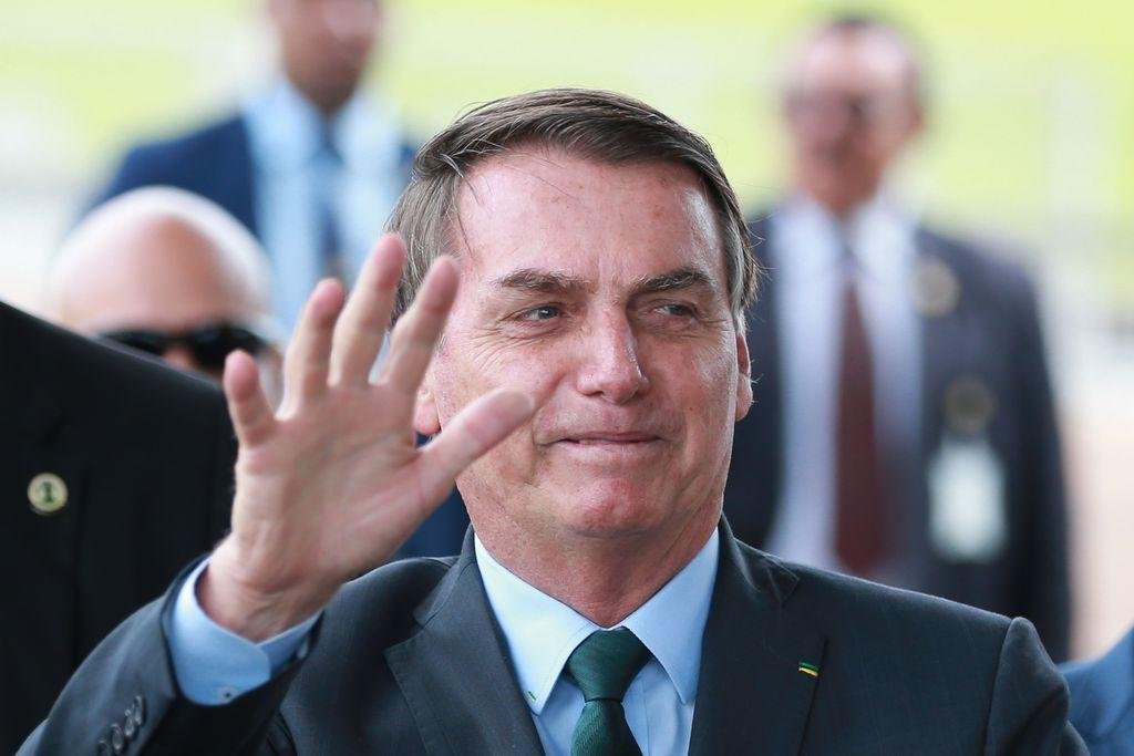 Jair Bolsonaro cumprimenta populares no Pal&aacute;cio da Alvorada