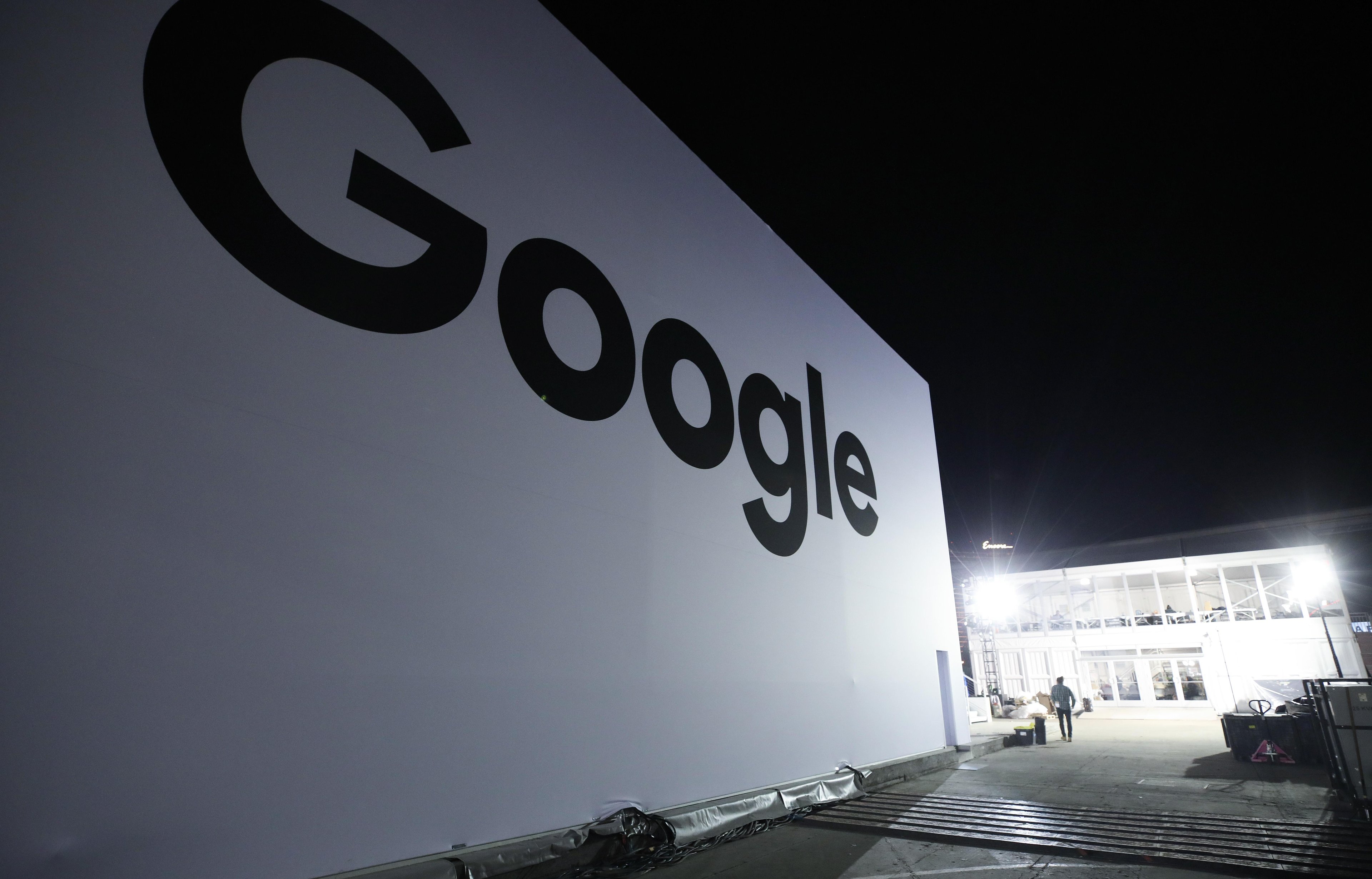 Estados Unidos amea&ccedil;aram impor tarifas de at&eacute; 100% a produtos franceses em repres&aacute;lia a um imposto aplicado pela Fran&ccedil;a desde o ano passado aos gigantes de Internet, como Facebook, Amazon e Google