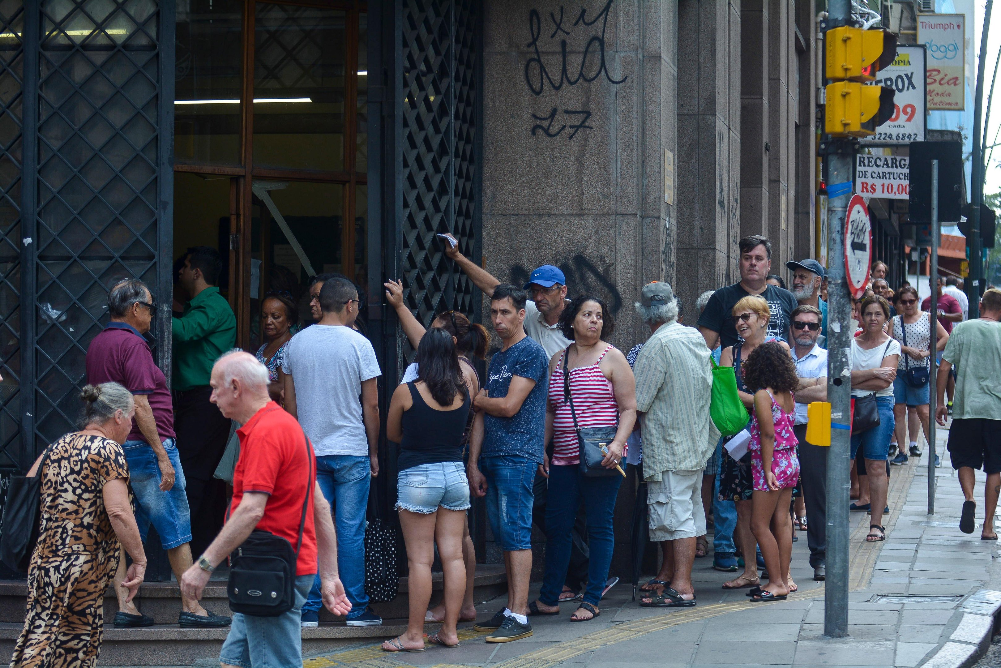 Durante a segunda e ter&ccedil;a-feira, quem passou no local viu a fila tomar uma parte da rua Riachuelo, que faz esquina com o pr&eacute;dio