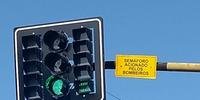 A sinalização de advertência foi implantada nos demais semáforos e também junto ao meio fio