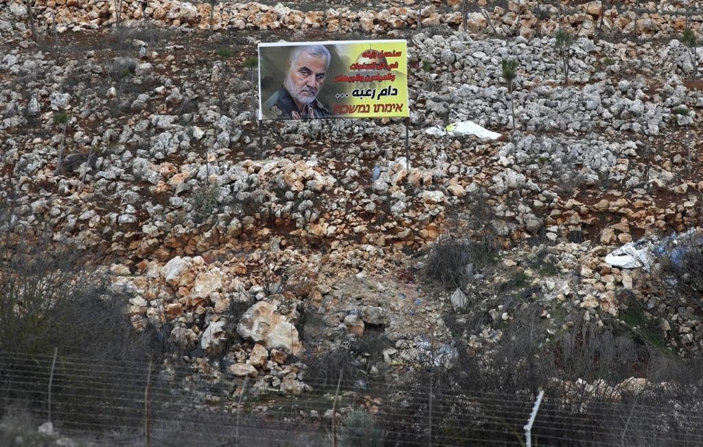 Uma foto do General Qasem Soleimani, morto em um ataque de drone dos EUA perto do aeroporto de Bagd&aacute;, o que provocou temores de uma guerra regional por procura&ccedil;&atilde;o entre Washington e Teer&atilde;.