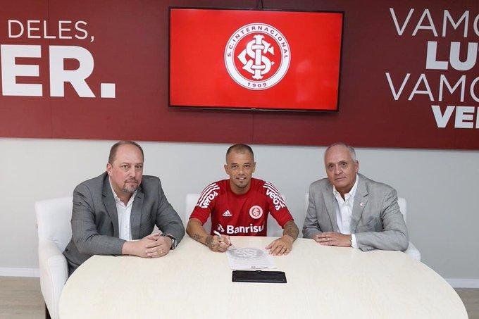 D'Alessandro divulgou nas redes sociais o momento da assinatura de contrato ao lado do vice de futebol, Alessandro Barcellos, e do presidente Marcelo Medeiros