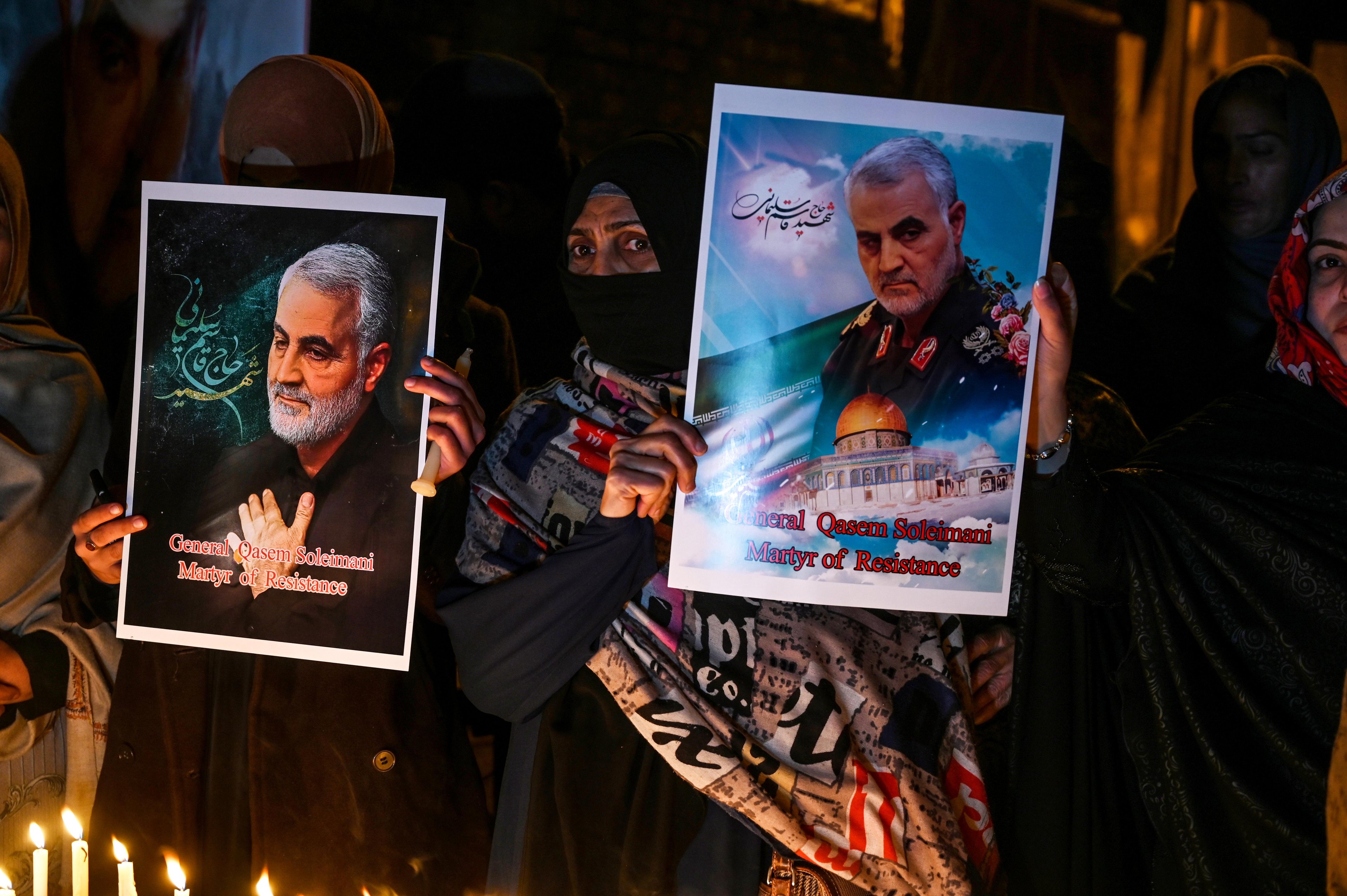 Iranianos choram a morte de general assassinado pelos EUA