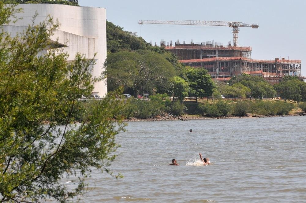 Meninos se banham no Gua&iacute;ba. Somente as praias do Lami e Bel&eacute;m Novo s&atilde;o balne&aacute;veis