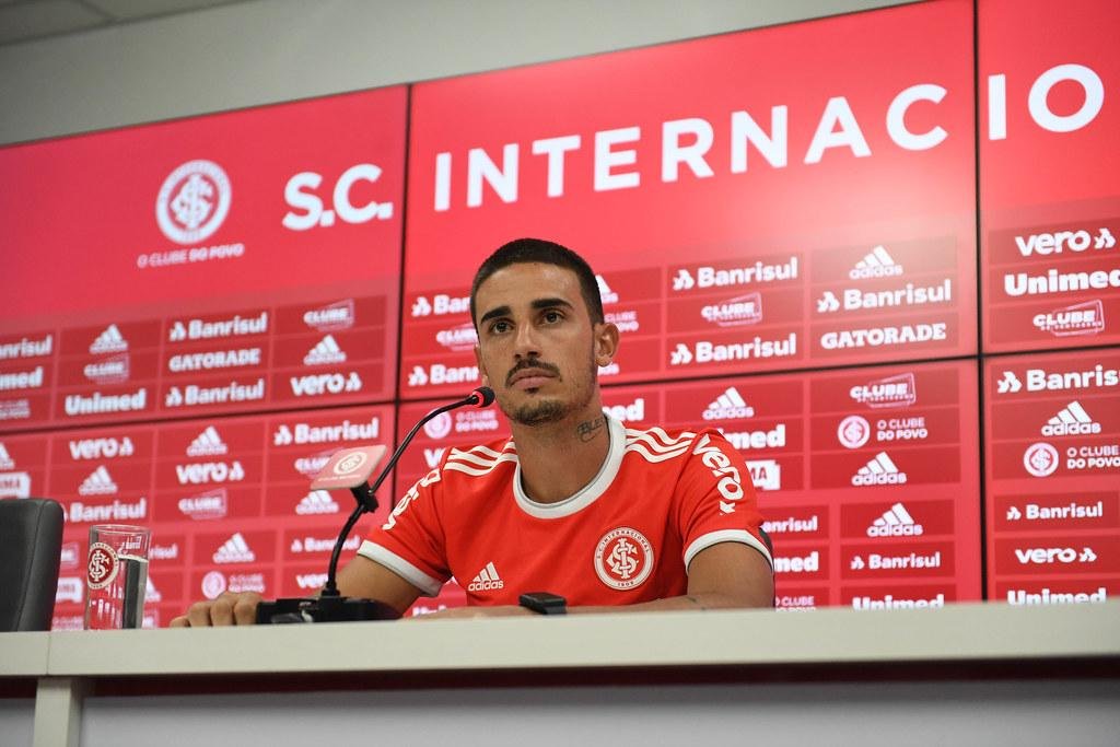 Thiago Galhardo gostou dos primeiros contatos com o t&eacute;cnico Eduardo Coudet e se colocou &agrave; disposi&ccedil;&atilde;o para atuar em qualquer fun&ccedil;&atilde;o do meio e do ataque