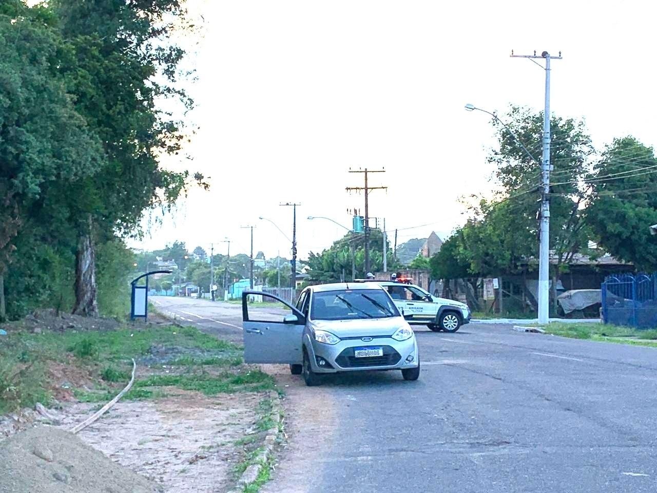 Local onde ficou o Ford Fiesta crivado de tiros foi isolado pelo 17&ordm; BPM para a per&iacute;cia do IGP
