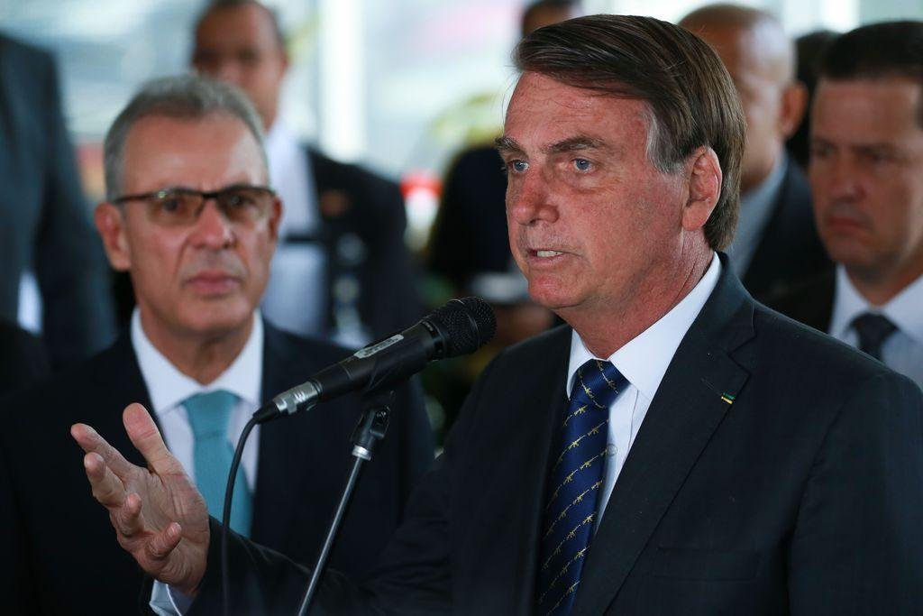 Bolsonaro disse que governadores "obviamente" t&ecirc;m uma "parcela de responsabilidade no pre&ccedil;o final" do combust&iacute;vel