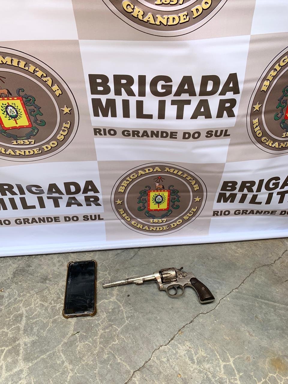 Materiais apreendidos com criminoso, segundo a BM