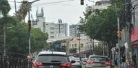 Com sinaleiras desligadas, a EPTC auxiliou os motoristas no trânsito de Porto Alegre