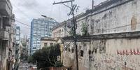 Galhos de árvores continuam caídos em alguns pontos de Porto Alegre