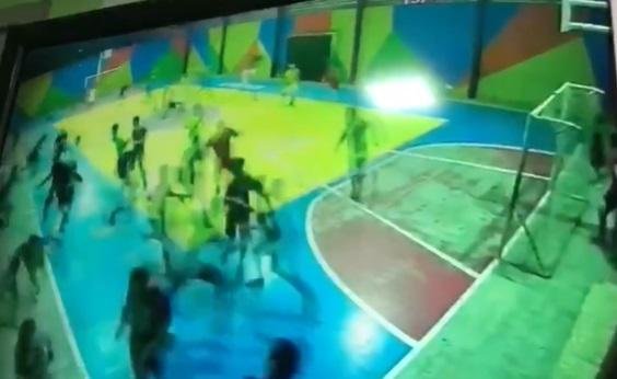 Houve correria em quadra de futsal de escola no momento em que homens invadiram institui&ccedil;&atilde;o atirando