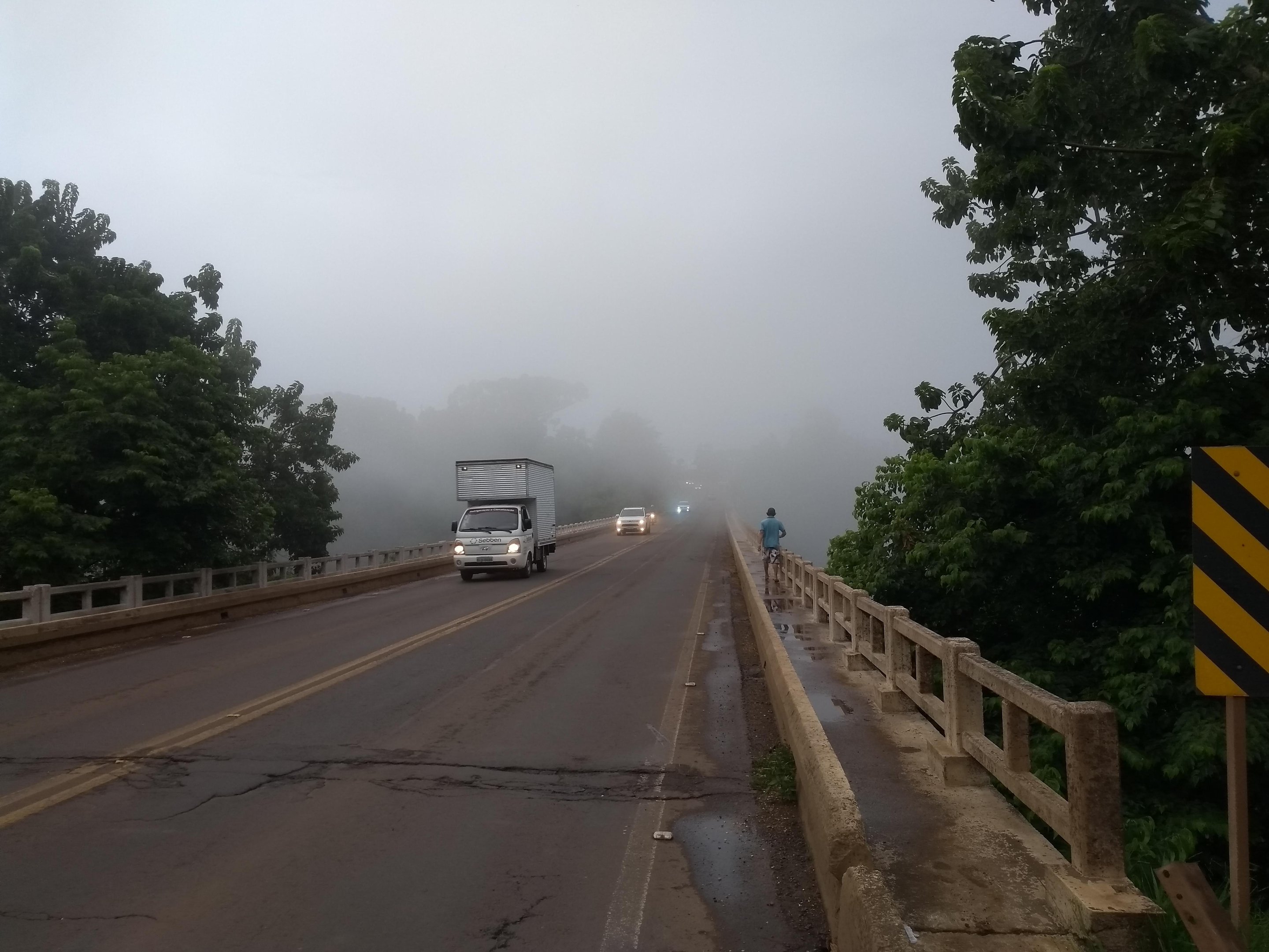 Ap&oacute;s a chuva, a neblina tomou conta dos vales da regi&atilde;o