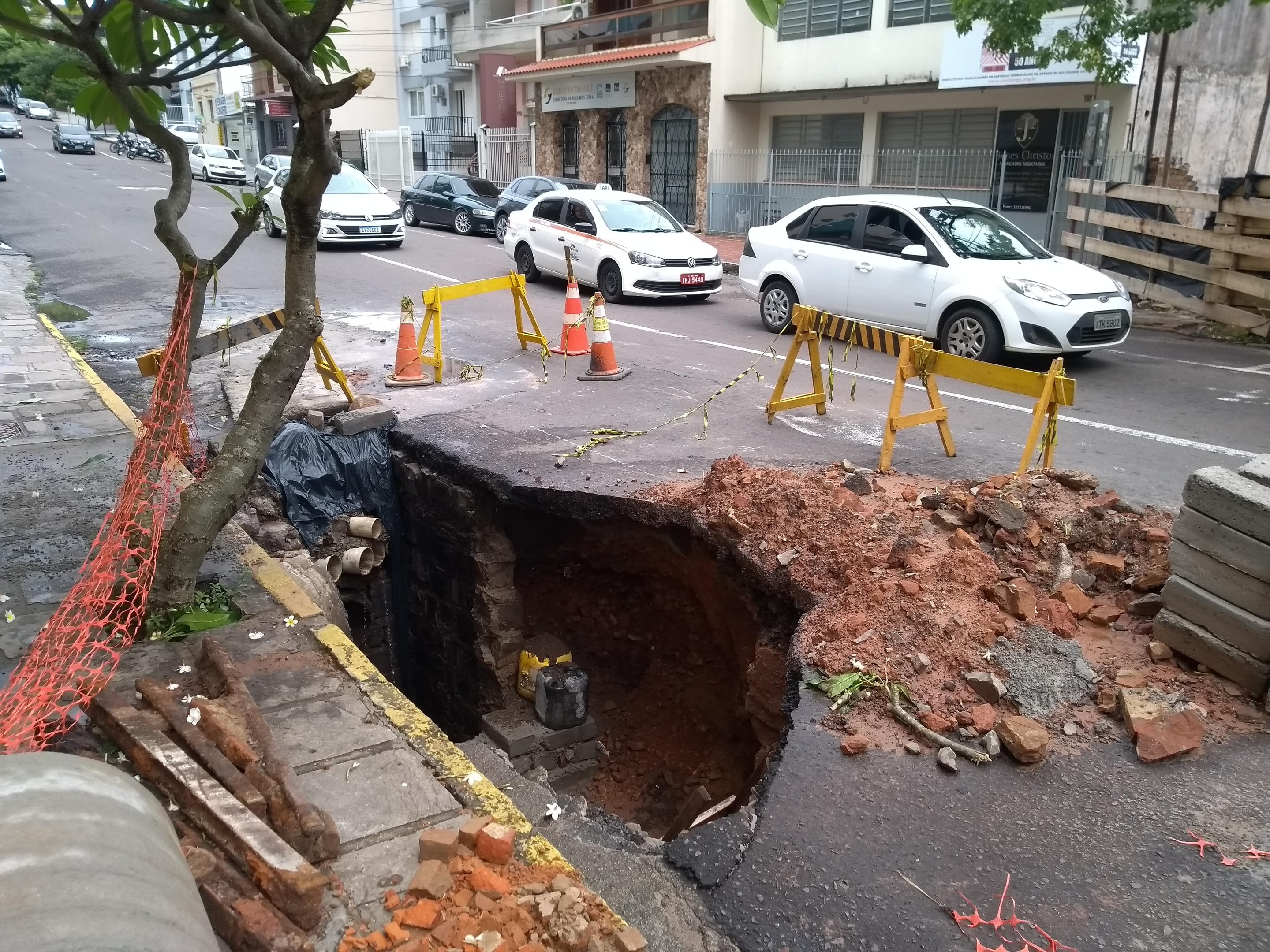 Cratera abriu na rua Silva Jardim, no Centro de Santa Maria