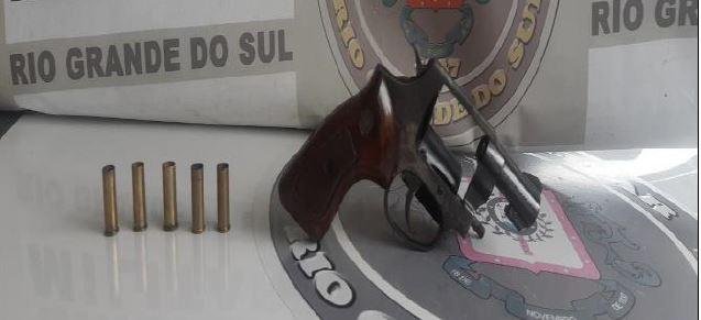 Uma das armas apreendidas ap&oacute;s troca de tiros com o efetivo do 33&ordm; BPM