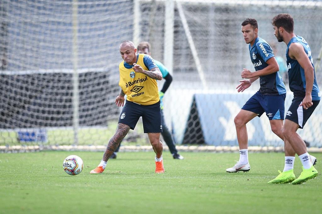 Jogadores do Gr&ecirc;mio realizaram mais uma atividade coletiva na manh&atilde; desta sexta-feira
