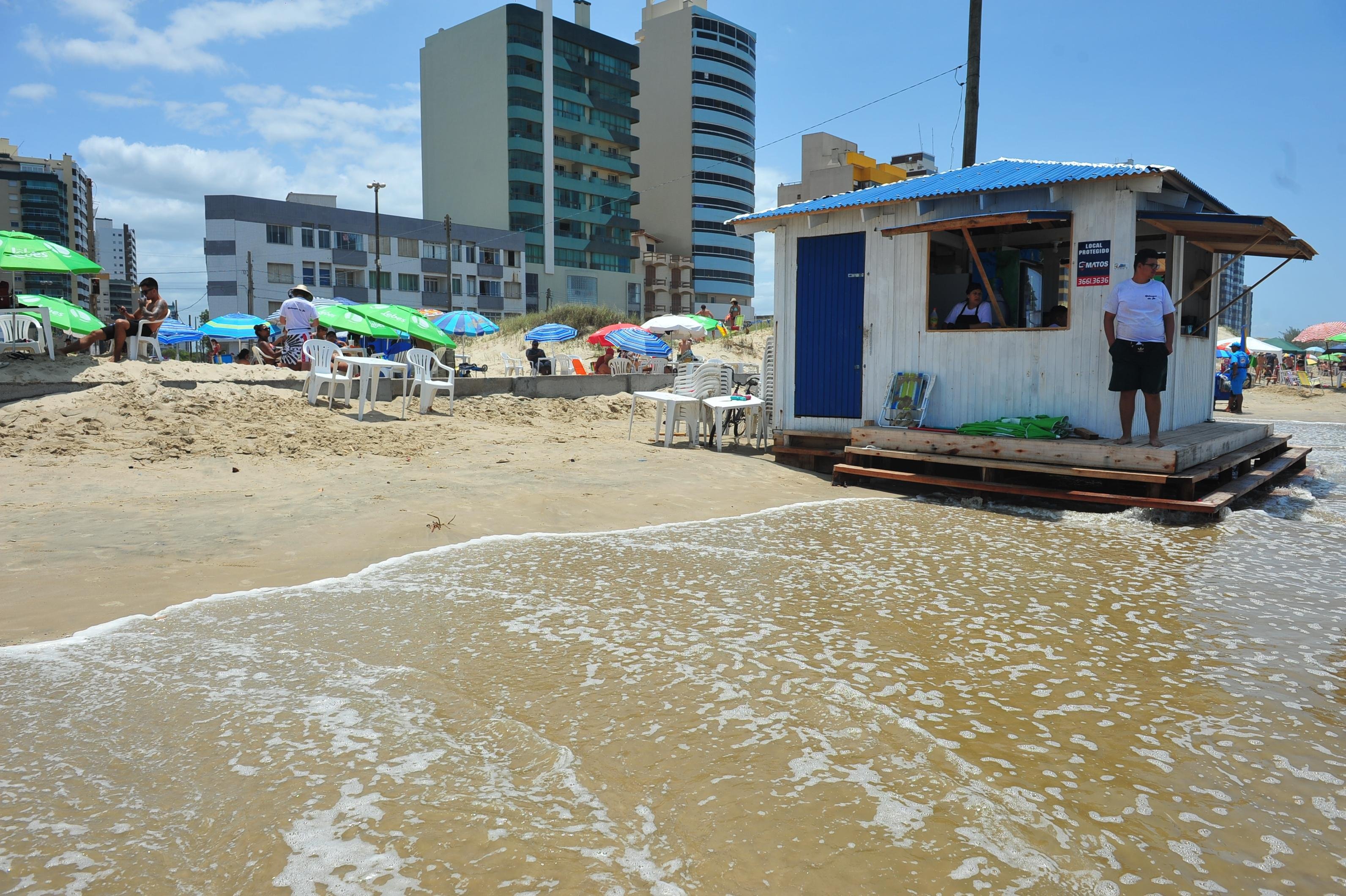&Aacute;guas avan&ccedil;aram sobre a orla em Tramanda&iacute;