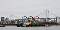 Anéis olímpicos foram instalados na baía de Tóquio nesta sexta-feira