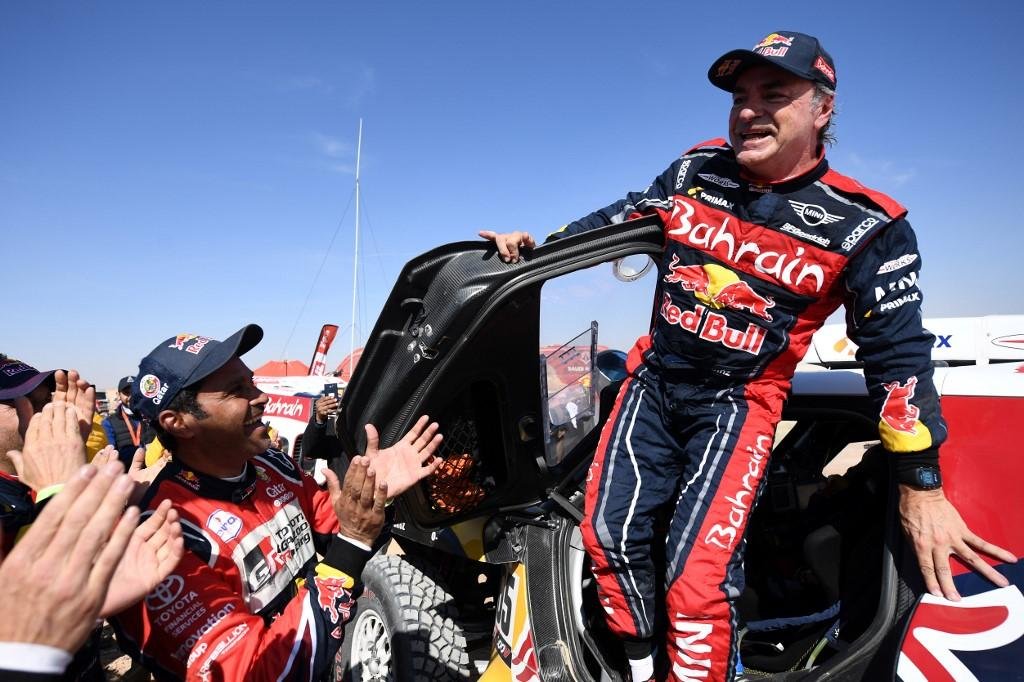 Atual campe&atilde;o recebeu o novo rei do Dakar na chegada