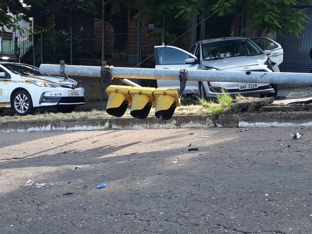 Condutor perdeu controle do carro e colidiu contra uma sinaleira