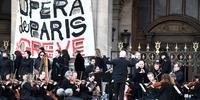 Diante de uma multidão de parisienses, turistas e professores em greve, a orquestra e o coro da Ópera de Paris interpretaram uma ária de 
