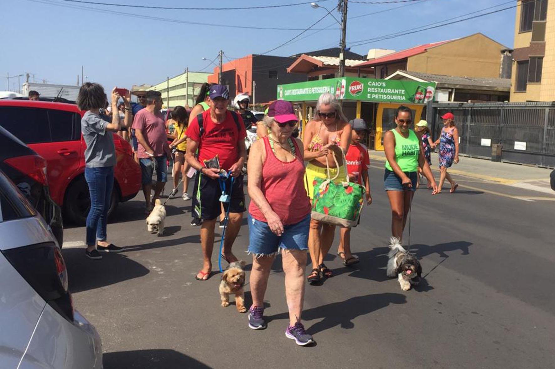Pelo menos 200 veranistas compareceram com seus cachorros