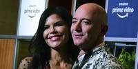 Jeff Bezos, que aparece ao lado da namorada Lauren, é um dos bilionários do mundo