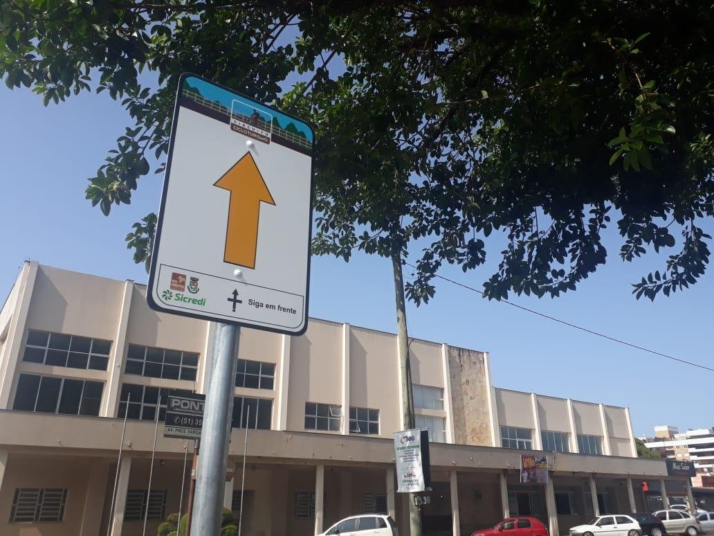 A sinaliza&ccedil;&atilde;o &eacute; composta por placas que indicam o roteiro para os ciclistas