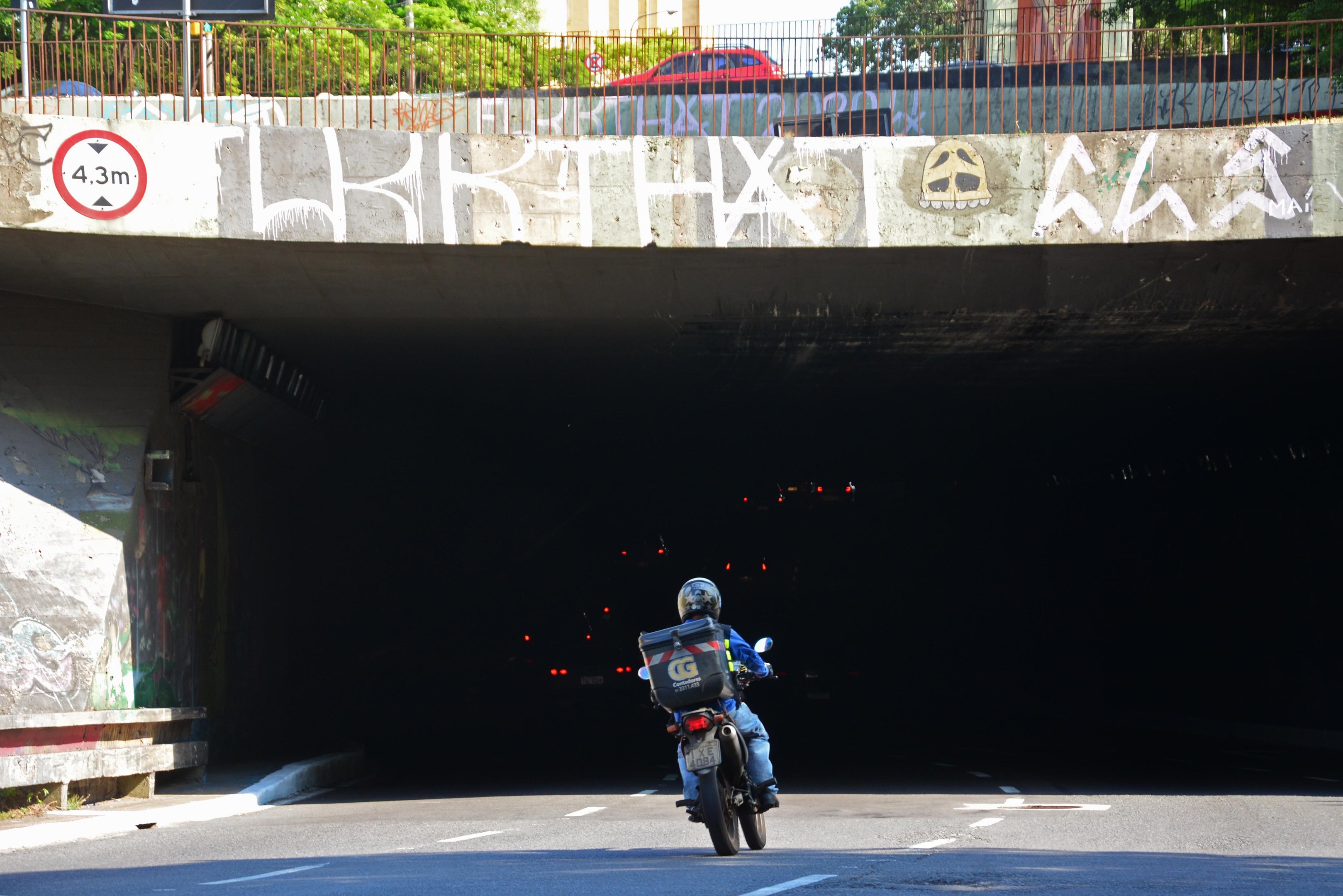 T&uacute;nel est&aacute; com ilumina&ccedil;&atilde;o danificada desde a semana passada