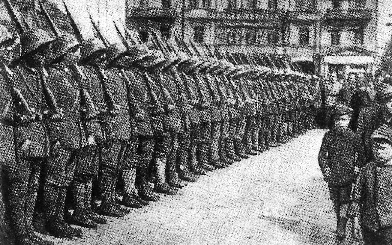 Soldados polacos uniformizados de forma id&ecirc;ntica aos alem&atilde;es