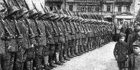 Soldados polacos uniformizados de forma idêntica aos alemães