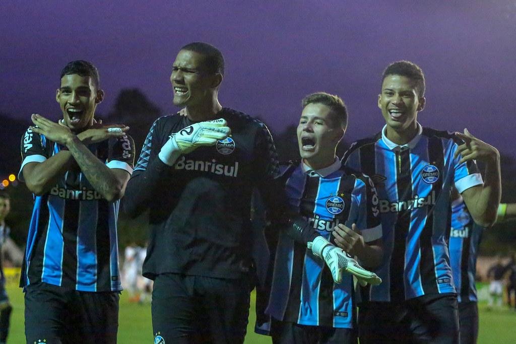 Goleiro Adriel pegou cobran&ccedil;a de Caio Lopes, do Vasco, e garantiu a presen&ccedil;a do Gr&ecirc;mio na semifinal da Copa S&atilde;o Paulo