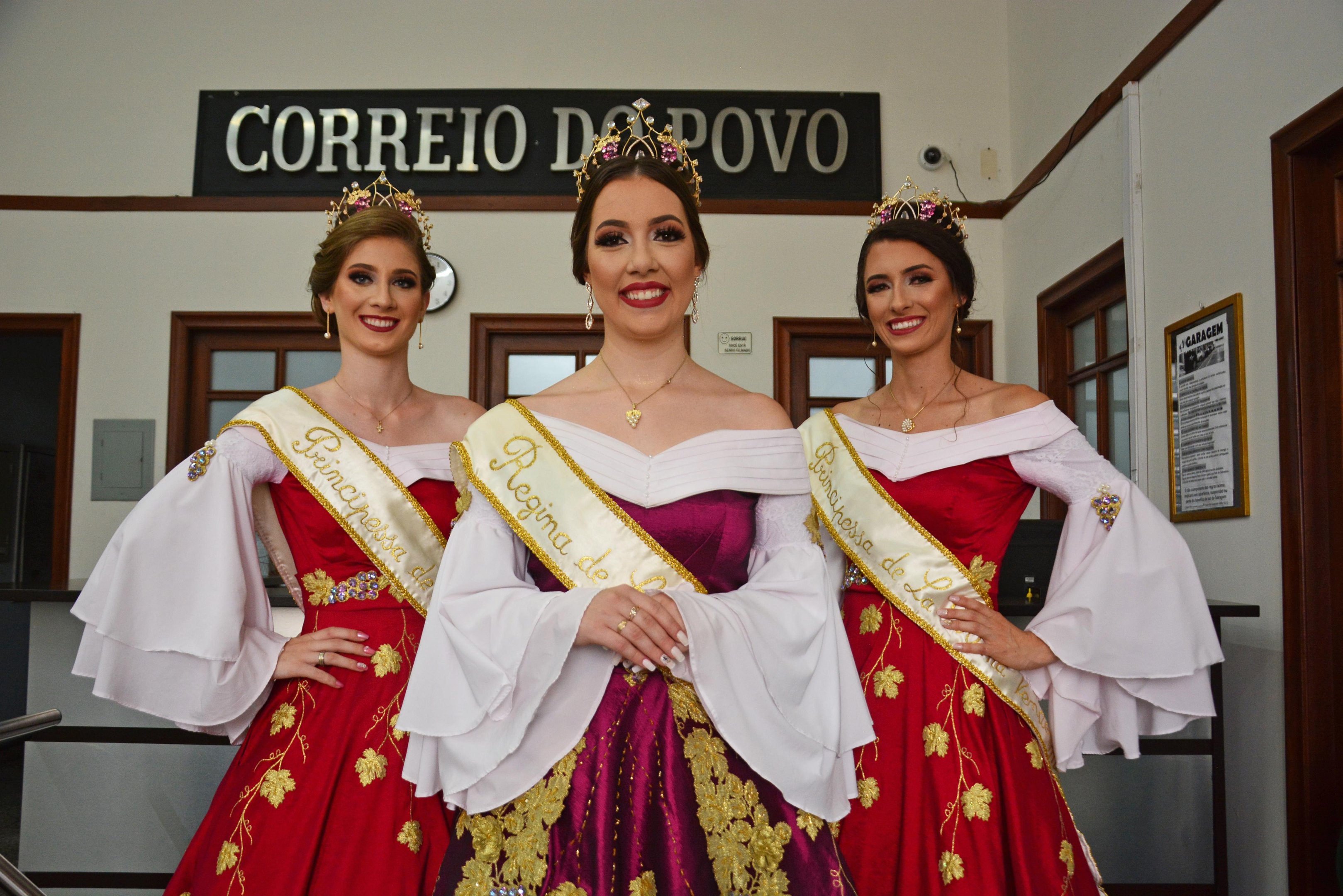 A corte da festa, formada pela rainha, Milena Stefan Volpato, e pelas princesas, J&eacute;ssica Vanzin e Fernanda Cadob&aacute;