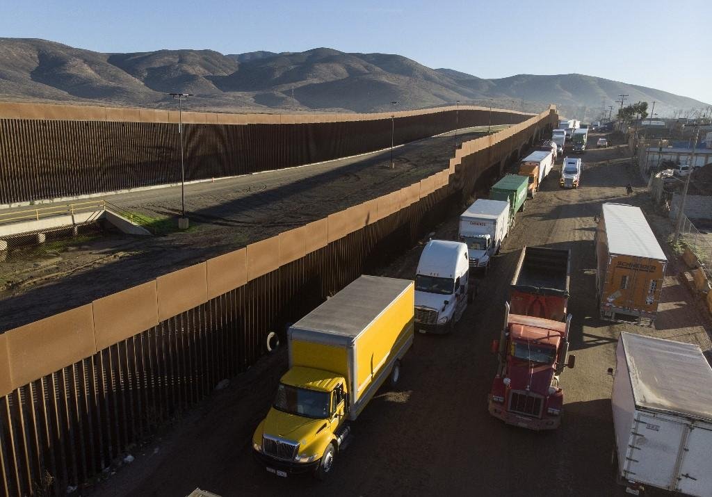 Vista a&eacute;rea de caminh&otilde;es na fronteira para atravessar aos Estados Unidos no porto de entrada da Otay Commercial em Tijuana, estado de Baja California, M&eacute;xico, em dezembro