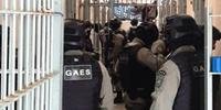 Grupo de Ações Especiais (GAES) retirou os detentos para o pátio antes da varredura nas celas