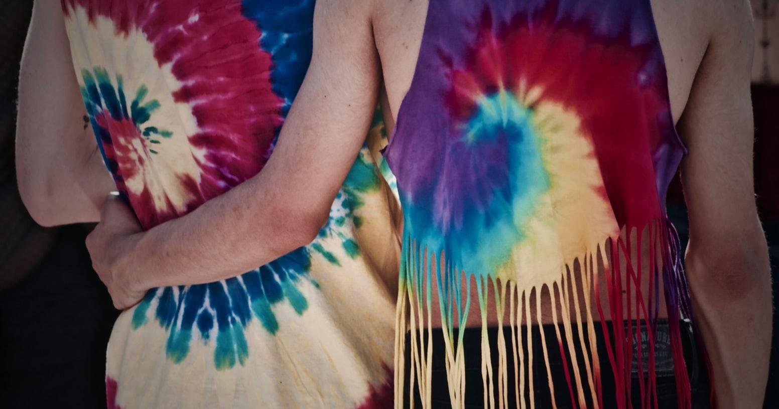 T&eacute;cnica Tie Dye consiste inicialmente em fazer manchas em uma pe&ccedil;a de roupa