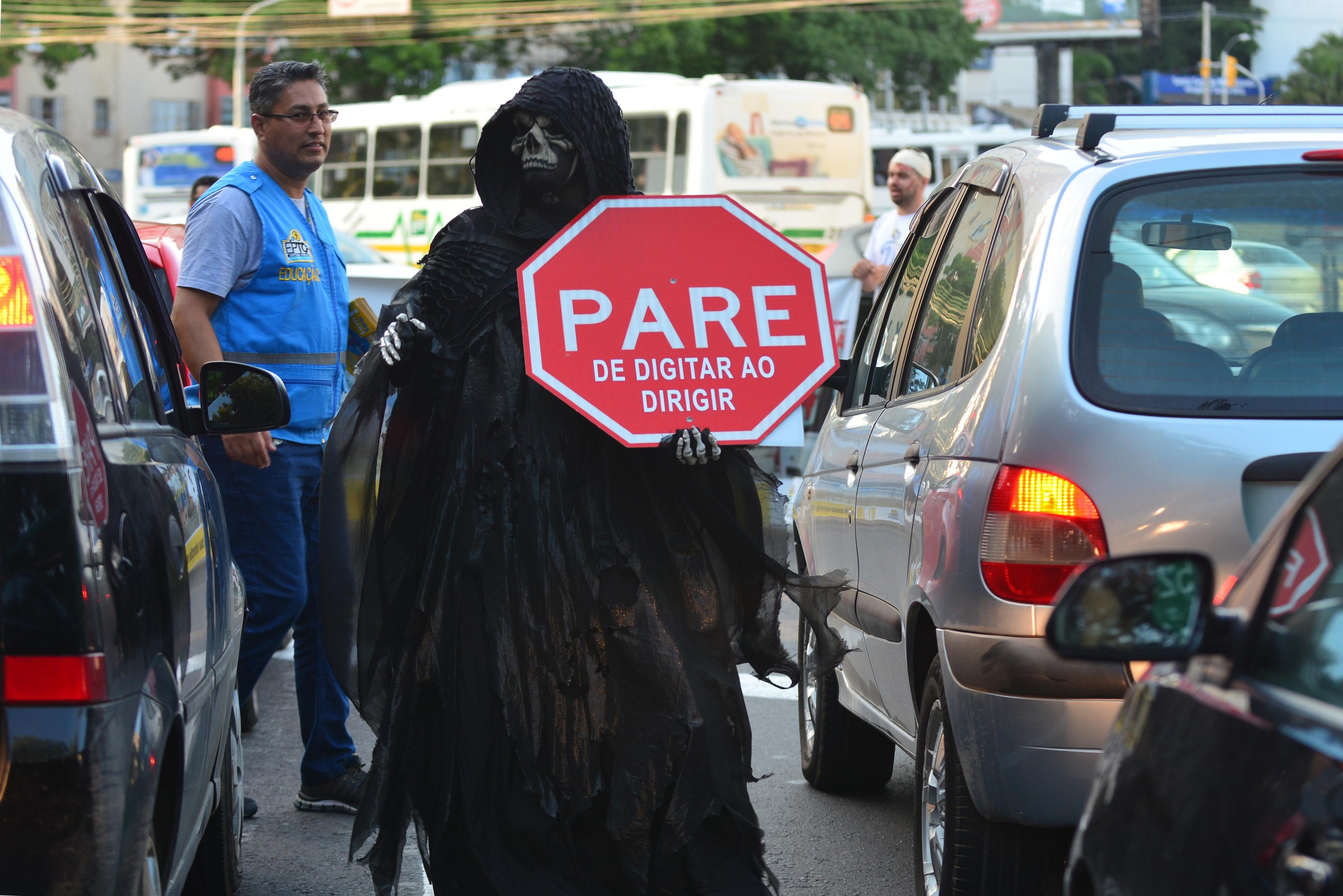 Caracteriza&ccedil;&atilde;o ajuda a fixar mensagem para n&atilde;o usar o celular no tr&acirc;nsito