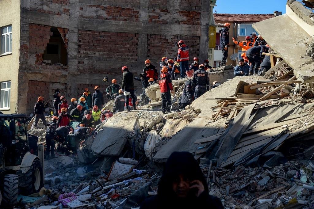 Ao menos 30 pr&eacute;dios foram destru&iacute;dos por conta de terremoto na Turquia