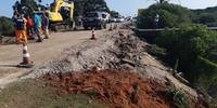 Obras emergenciais tentam conter problema de drenagem na rodovia que leva a Santa Vitória do Palmar