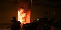 Um fotógrafo da AFP viu grandes chamas saindo da entrada do prédio antes dos bombeiros intervirem