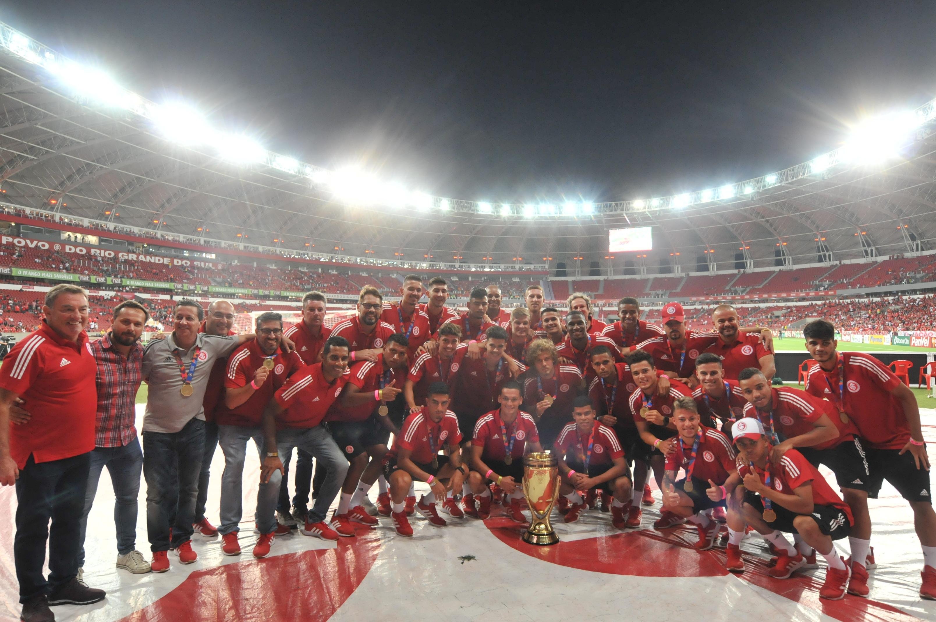Campe&otilde;es da Copinha deram volta ol&iacute;mpica com a ta&ccedil;a no jogo deste domingo
