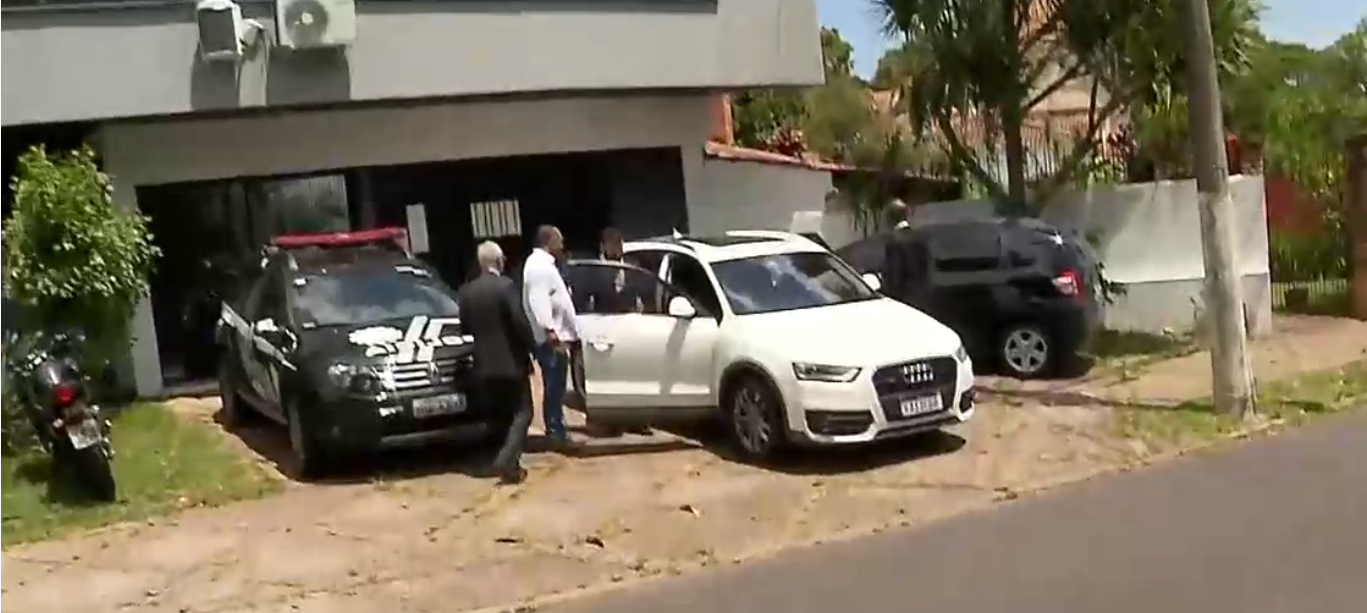 Mulher deixou delegacia em um ve&iacute;culo de luxo