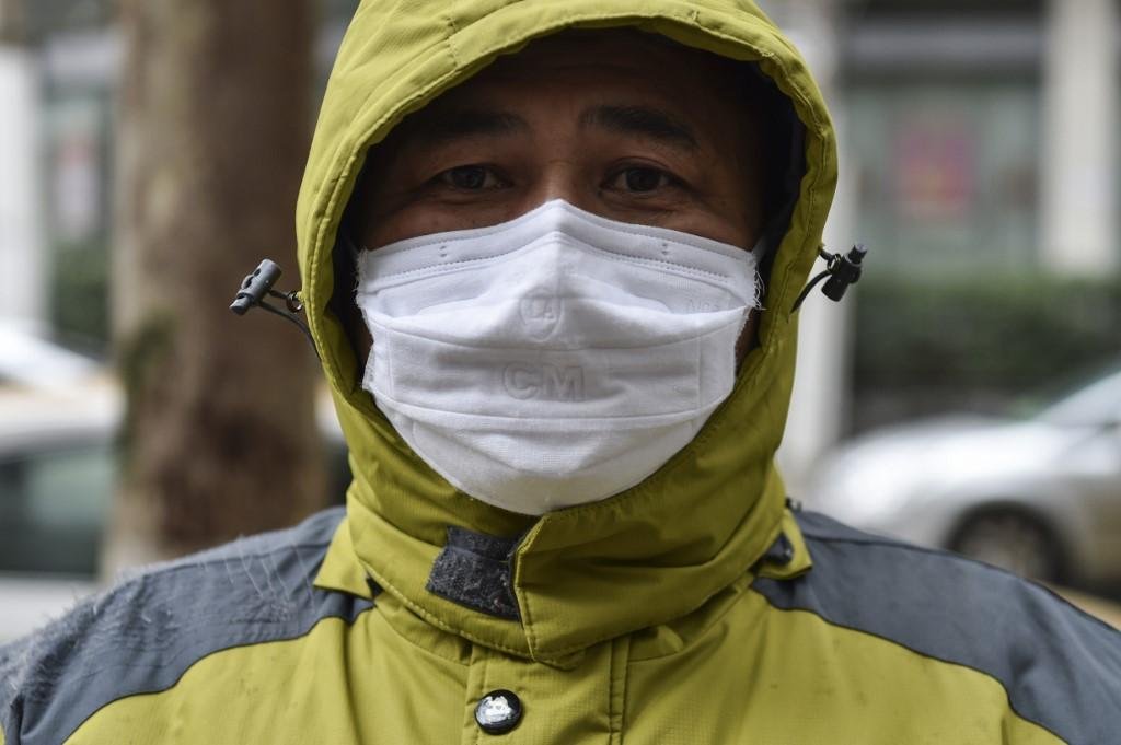 Cidad&atilde;os chineses adotam precau&ccedil;&otilde;es para conter v&iacute;rus
