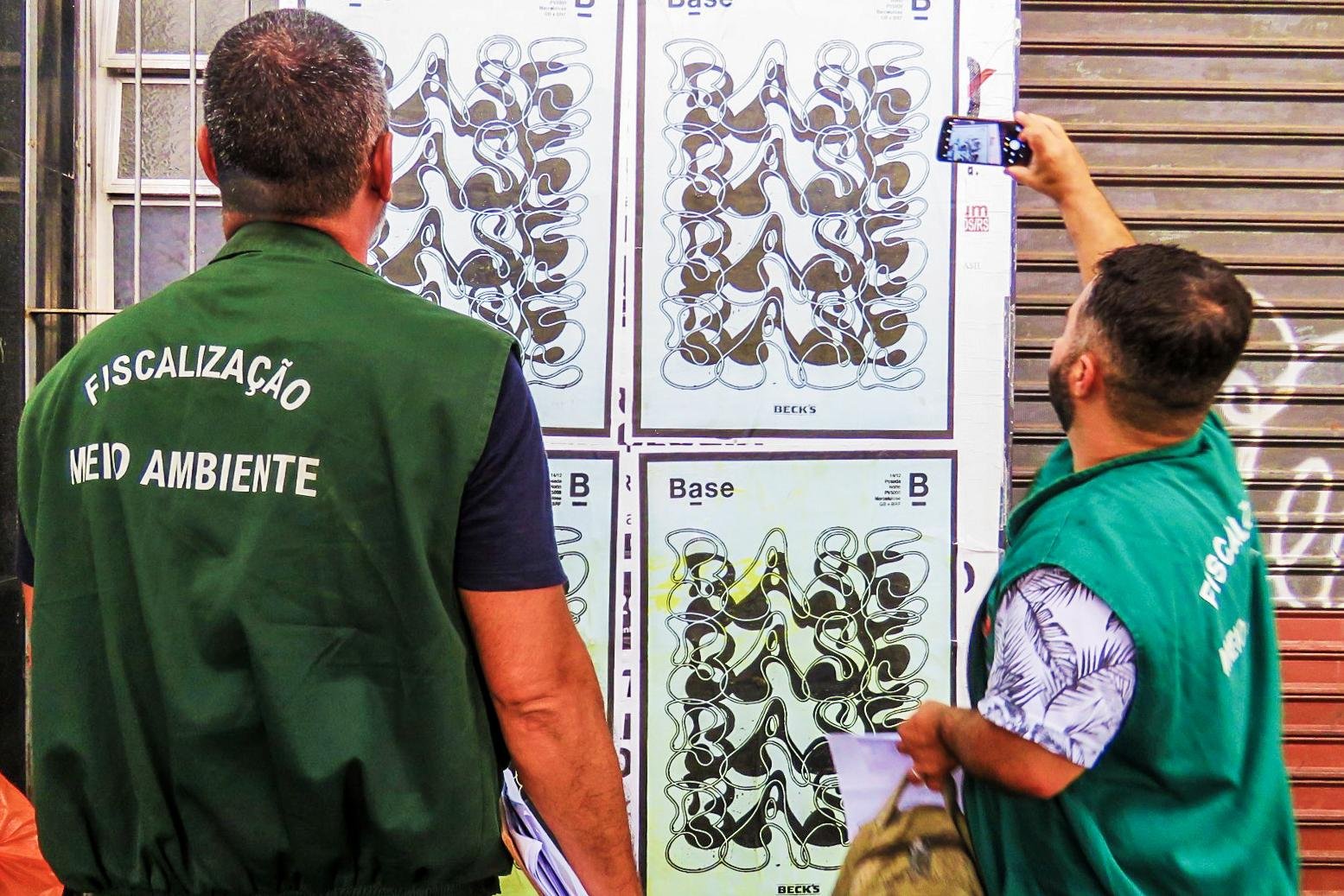 A Smams identificou 30 materiais colados em um pr&eacute;dio da Travessa M&aacute;rio Cinco Praus