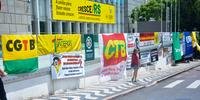 Servidores protestam contra a votação do pacote do governador Eduardo Leite