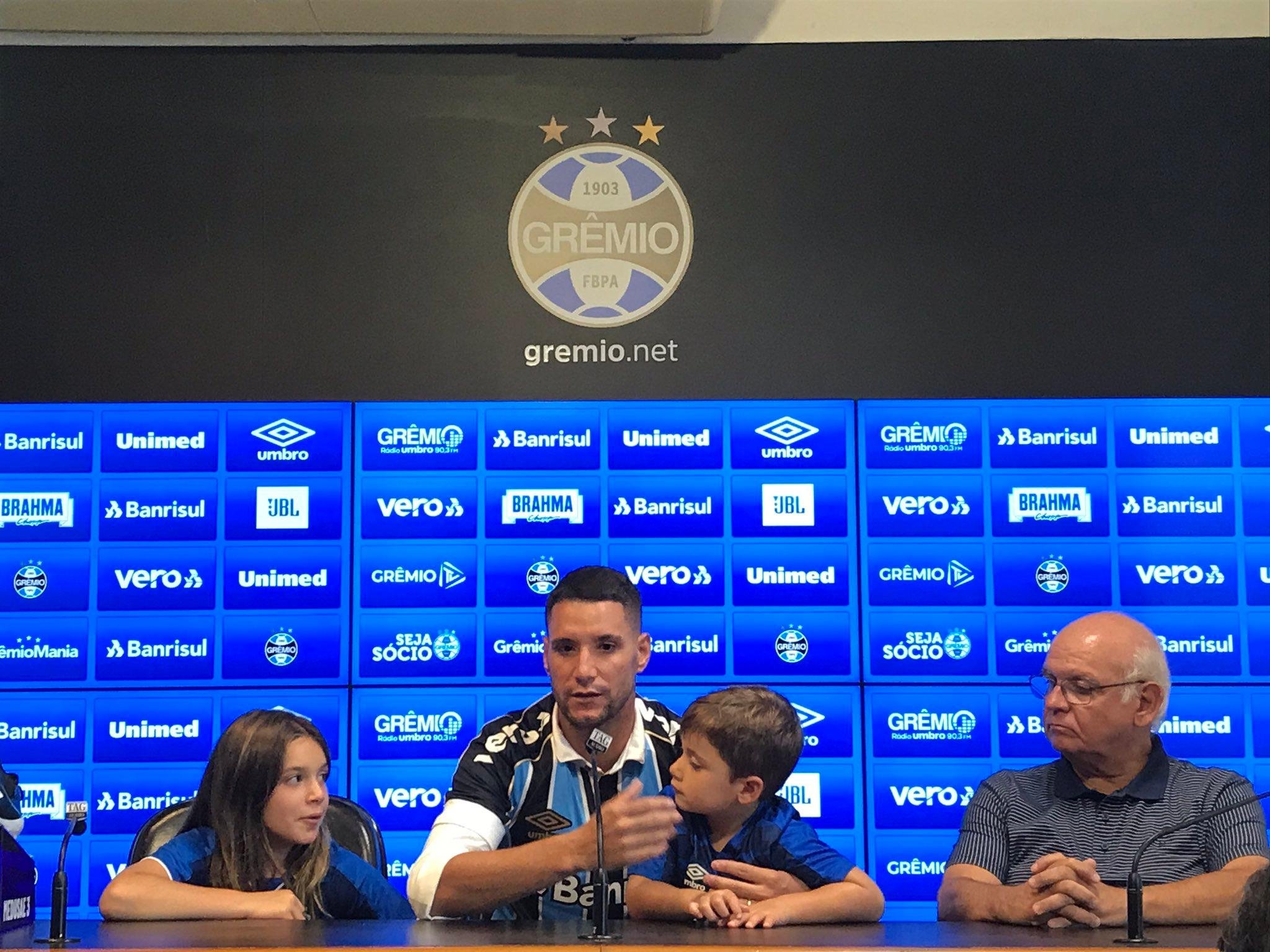 Fam&iacute;lia do jogador acompanhou primeira coletiva