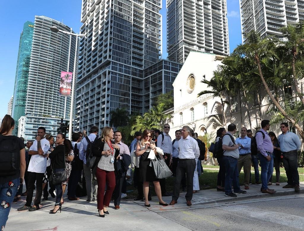 Pr&eacute;dios foram evacuados, em Miami, ap&oacute;s in&iacute;cio de tremores
