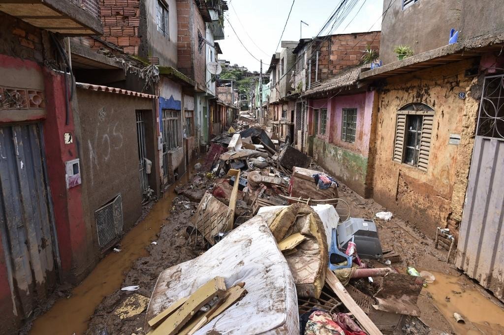 Carros foram arrastados, assim como m&oacute;veis em algumas regi&otilde;es de Belo Horizonte