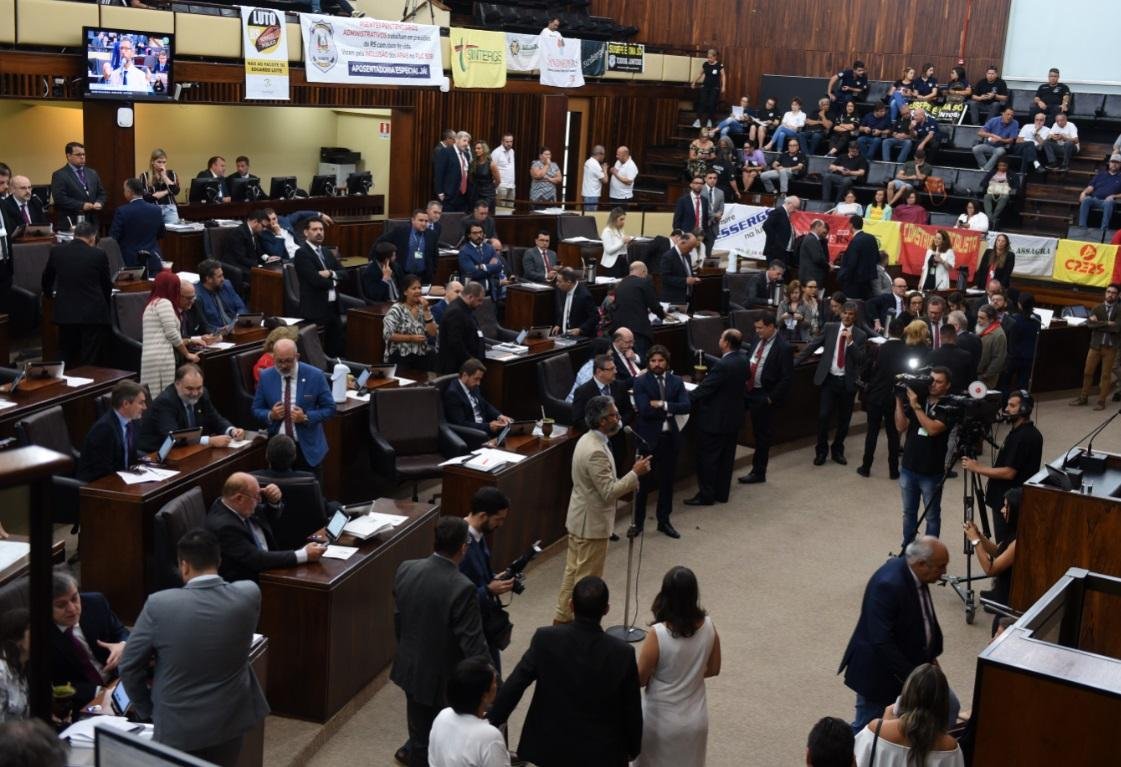 Sess&atilde;o na Assembleia Legislativa foi suspensa at&eacute; a tarde desta quarta-feira
